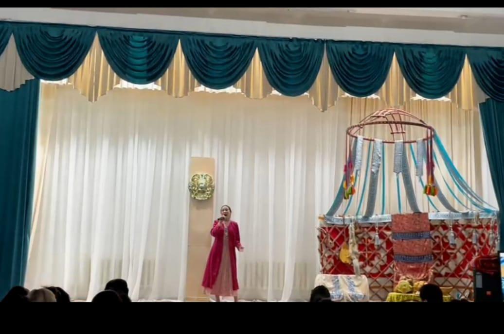 Тәуелсіздік күніне арналған салтанатты кеш жауапты: 9 ә сынып сынып жетекшісі: Алназарова К. С және мектептің жас мамандары