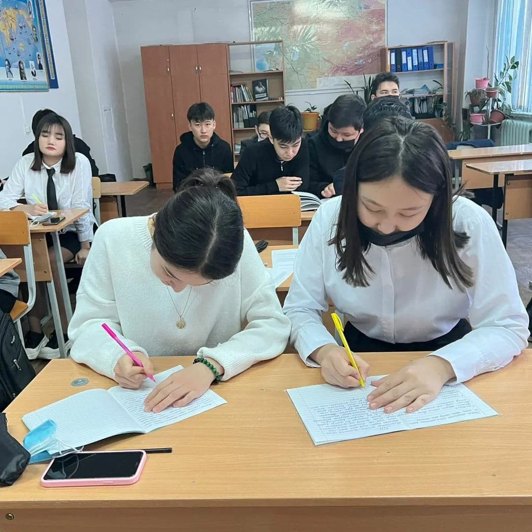 9,10,11 сынып оқушыларымен кәсіптік бағдар беру мақсатында "Менің болашақ мамандығым" тақырыбында эссе жазды.